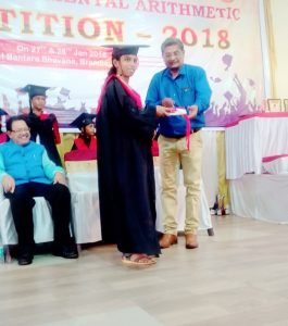 ಅಬಾಕಾಸ್ ಗ್ಯಾಜ್ಯುವೇಶನ್ ನಲ್ಲಿ ಪ್ರಮಾಣ ಪತ್ರ ಪಡೆಯುತ್ತಿರುವುದು.