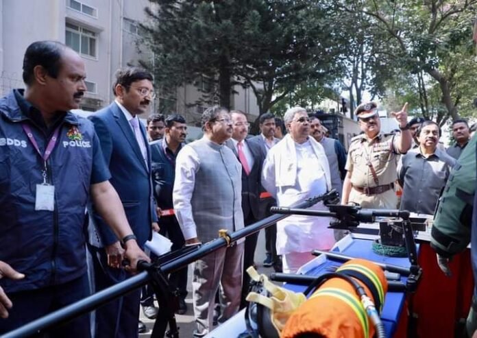 ರಾಜ್ಯ ಪೊಲೀಸ್ ಮಹಾನಿರ್ದೇಶಕರ ಕಚೇರಿಯಲ್ಲಿ ಕಂಟ್ರೋಲ್ ಸೆಂಟರ್ ವಾಹನದ ಉನ್ನತೀಕರಣದ ಕಾರ್ಯಕ್ಷಮತೆಯನ್ನು ಪರಿಶೀಲಿಸಿದ ಸಿಎಂ