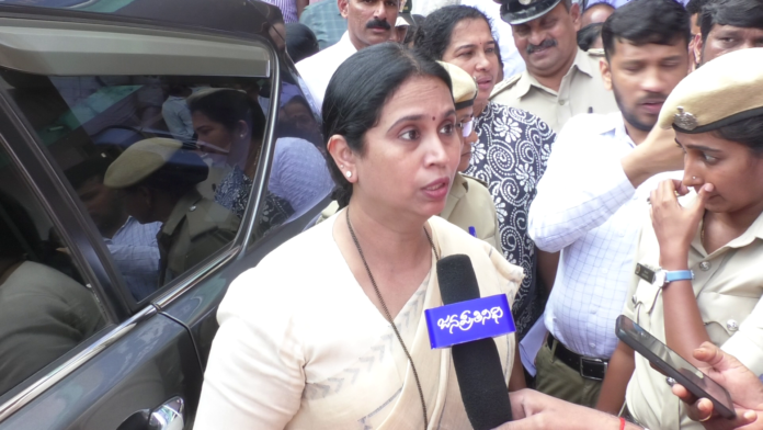 ಸಕ್ಕರೆ ಕಾರ್ಖಾನೆ ಗುಜರಿ ವ್ಯವಹಾರ | 15-16 ಕೋಟಿ ಹಣ ಮಾರ್ಕೊಂಡು ತಿಂದಿದ್ದಾರೆ : ಲಕ್ಷ್ಮೀ ಹೆಬ್ಬಾಳ್ಕರ್‌