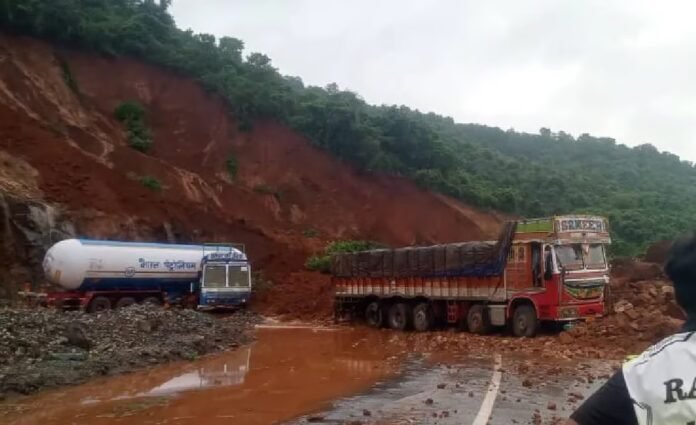 ಅಂಕೋಲ ಗುಡ್ಡ ಕುಸಿತ : 6 ಮಂದಿಯ ಶವ ಪತ್ತೆ, ಇನ್ನೂ ನಾಲ್ವರಿಗಾಗಿ ಮುಂದುವರಿದ ಕಾರ್ಯಾಚರಣೆ !