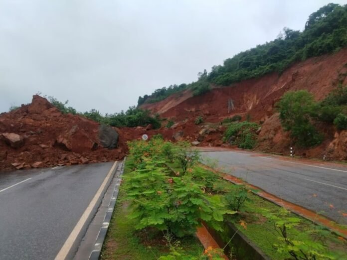 ಅಂಕೋಲ ಹೆದ್ದಾರಿಯಲ್ಲಿ ಗುಡ್ಡ ಕುಸಿತ ಪ್ರಕರಣ : ಐಆರ್‌ಬಿ ಸಂಸ್ಥೆ ವಿರುದ್ಧ ಸ್ಥಳೀಯರ ಆಕ್ರೋಶ