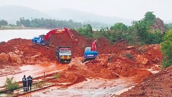 ಶಿರೂರು ಗುಡ್ಡ ಕುಸಿತ | ಮಳೆ ಕಾರಣದಿಂದ ರಕ್ಷಣಾ ಕಾರ್ಯಾಚರಣೆ ಸ್ಥಗಿತ | ಮಣ್ಣಿನಡಿ ಹಲವರು ಸಿಲುಕಿರುವ ಶಂಕೆ