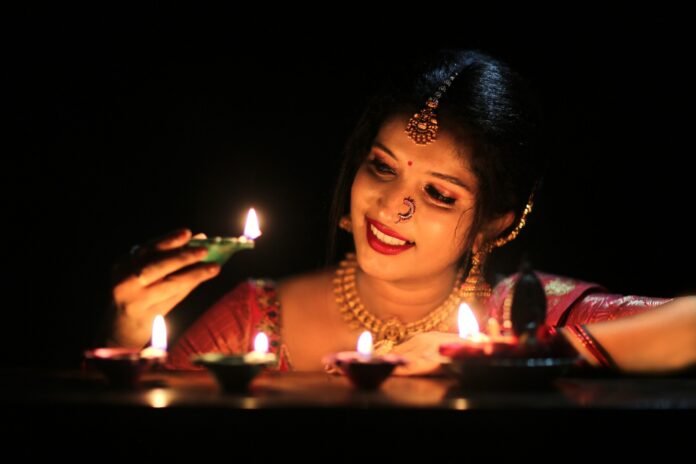 ಚಿತ್ರ ಕಾವ್ಯ : ಒಲವು ಹೊಳೆವ ಬೆಳಕನ್ನು ರಮಿಸುವ ದೀಪಾವಳಿ !