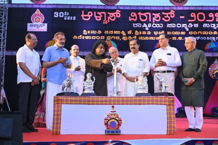 ಸಿತಾರ್-ಝಿತಾರ್: ಕುಮಾರ್ ಬೆರಳ ಮಾಂತ್ರಿಕತೆಗೆ ಕಿವಿಯಾದ ಶ್ರೋತೃಗಳು | ವಿರಾಸತ್‌ನಲ್ಲಿ ನೀಲಾದ್ರಿ ತರಂಗ, ಸಂಗೀತದ ಅಲೆಗಳ ಅನುರಣನ