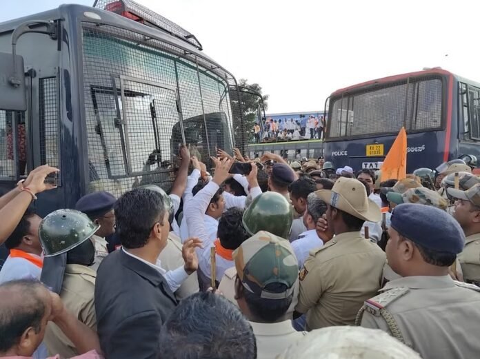 ತೀವ್ರ ಸ್ವರೂಪ ಪಡೆದುಕೊಂಡ ಪಂಚಮಸಾಲಿ ಮೀಸಲಾತಿ ಹೋರಾಟ | ಲಾಠಿ ಚಾರ್ಜ್‌ | ಜಯಮೃತ್ಯುಂಜಯ ಸ್ವಾಮೀಜಿ ಪೊಲೀಸರ ವಶಕ್ಕೆ