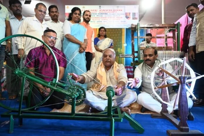 ಸಾರ್ವಜನಿಕರು ಕೈಮಗ್ಗ ಉತ್ಪನ್ನವನ್ನು ಖರೀದಿಸುವ ಮೂಲಕ ಕೈಮಗ್ಗ ನೇಕಾರರನ್ನು ಪ್ರೋತ್ಸಾಹಿಸಿ : ಸಚಿವ ಶಿವಾನಂದ ಪಾಟೀಲ