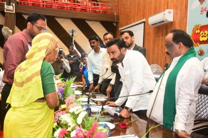 ಧಾರವಾಡ: ಜಿಲ್ಲಾ ಮಟ್ಟದ 8ನೇ ಜನತಾದರ್ಶನ ; 200 ಅಹವಾಲು ಸ್ವೀಕಾರ : ನಿರಂತರ ಐದು ಗಂಟೆಗಳ ಕಾಲ ಜನರ ಅಹವಾಲು ಆಲಿಸಿ, ಅರ್ಜಿ ಸ್ವೀಕರಿಸಿದ ಸಚಿವ ಸಂತೋಷ ಲಾಡ್‌