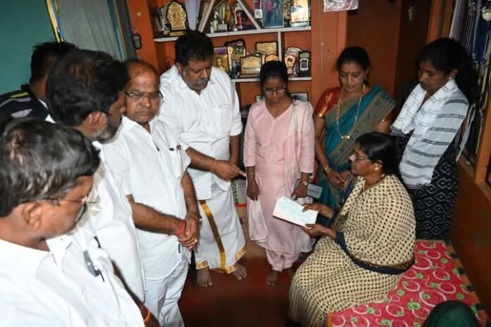 ಮೀನುಗಾರಿಕೆಯ ವೇಳೆ ಮೀನುಗಾರ ನೀರುಪಾಲು ಪ್ರಕರಣ : ಸಂತ್ರಸ್ತ ಕುಟುಂಬಕ್ಕೆ ರೂ.10 ಲಕ್ಷ ಮೊತ್ತದ ಚೆಕ್‌ ಹಸ್ತಾಂತರ