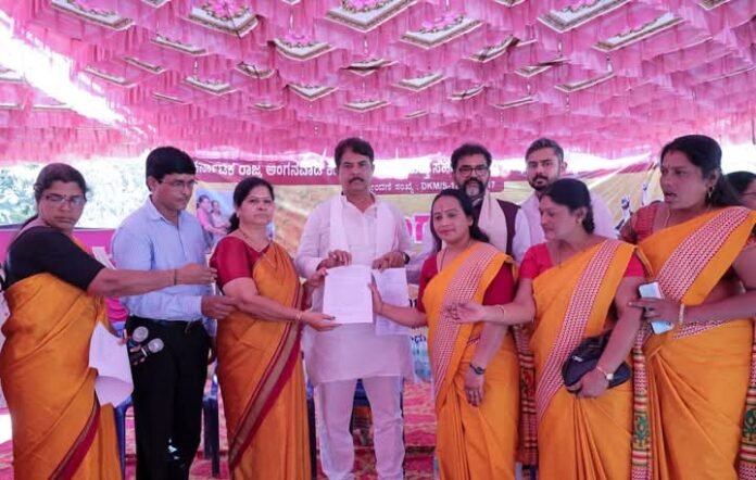 ಪ್ರಣಾಳಿಕೆಯಲ್ಲಿ ಹೇಳಿದಂತೆ ಅಂಗನವಾಡಿ ಕಾರ್ಯಕರ್ತೆಯರಿಗೆ ಗೌರವಧನ ಹೆಚ್ಚಿಸಿ: ಪ್ರತಿಪಕ್ಷ ನಾಯಕ ಆರ್‌.ಅಶೋಕ ಆಗ್ರಹ