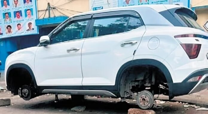 ವೀಡಿಯೋ ವೈರಲ್‌ : ಹೋಟೆಲ್‌ ಬಳಿ ನಿಲ್ಲಿಸಿದ್ದ ಕಾರಿನ ನಾಲ್ಕೂ ಚಕ್ರಗಳನ್ನು ಕದ್ದೊಯ್ದ ದುಷ್ಕರ್ಮಿಗಳು !