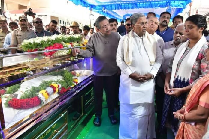 ಕಾಶ್ಮೀರ ಉಗ್ರರ ದಾಳಿ : ಮೃತ ಕನ್ನಡಿಗ ಭರತ್ ಭೂಷಣ್ ನಿವಾಸಕ್ಕೆ ಸಿಎಂ ಸಿದ್ದರಾಮಯ್ಯ ಭೇಟಿ, ಕುಟುಂಬಸ್ಥರಿಗೆ ಸಾಂತ್ವಾನ