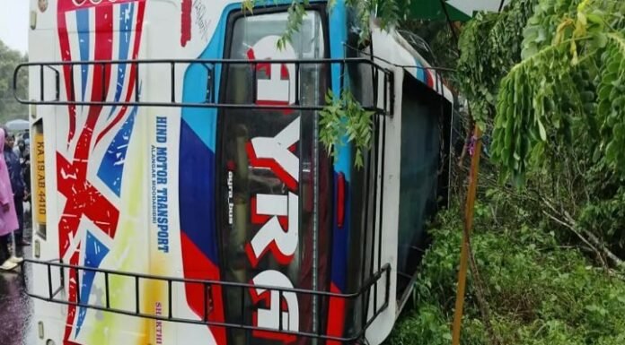 ಉಡುಪಿ : ಬಸ್‌ ಪಲ್ಟಿಯಾಗಿ ಹಲವಾರು ಪ್ರಯಾಣಿಕರಿಗೆ ಗಾಯ