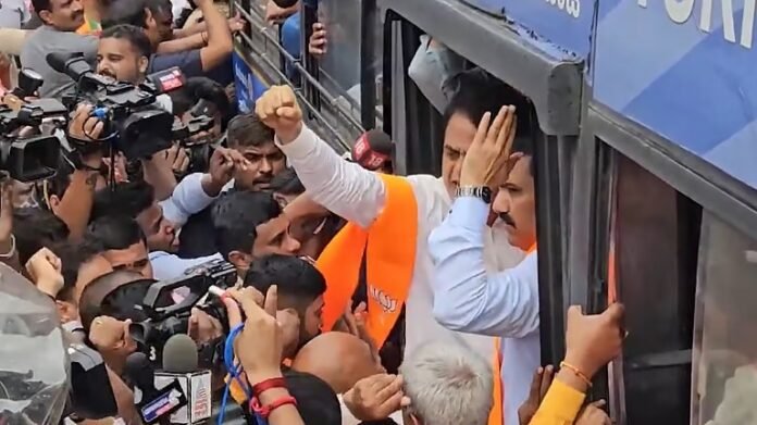 ಚಿನ್ನಸ್ವಾಮಿ ಕಾಲ್ತುಳಿತ ಪ್ರಕರಣ : ರಾಜ್ಯ ಸರ್ಕಾರದ ವಿರುದ್ಧ ಬಿಜೆಪಿ ಪ್ರತಿಭಟನೆ | ಸಿಎಂ ನಿವಾಸಕ್ಕೆ ಮುತ್ತಿಗೆಗೆ ಯತ್ನ, ಹಲವರು ವಶಕ್ಕೆ