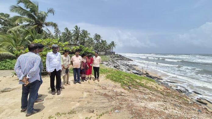 ಬ್ರಹ್ಮಾವರ : ಕಡಲ್ಕೊರೆತ ಪ್ರದೇಶಕ್ಕೆ ಸಂಸದ ಭೇಟಿ