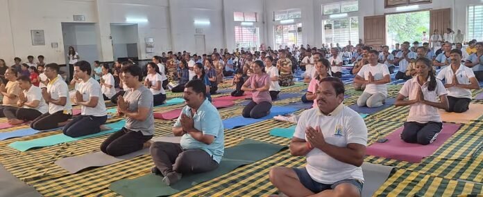 ಮಂಗಳೂರು : ಸಾಮೂಹಿಕ ಯೋಗ ದಿನಾಚರಣೆ | ಸಾರ್ವಜನಿಕರೊಂದಿಗೆ ಸಂಸದರು, ಜನಪ್ರತಿನಿಧಿಗಳು, ಡಿಸಿ ಭಾಗಿ