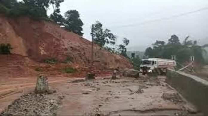 ಶಿರಾಡಿ ಘಾಟ್ ನಲ್ಲಿ ಗುಡ್ಡ ಕುಸಿತ : ಬೆಂಗಳೂರು – ಮಂಗಳೂರು ಸಂಚಾರ ಸ್ಥಗತಿ