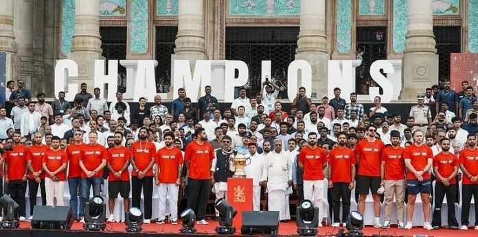 ವಿಧಾನಸೌಧದ ಭವ್ಯ ಮೆಟ್ಟಿಲುಗಳ ಮೇಲೆ ಐಪಿಎಲ್‌ ಚಾಂಪಿಯನ್ ಆರ್.ಸಿ.ಬಿ ತಂಡಕ್ಕೆ ಸಿಎಂ ಸಿದ್ದರಾಮಯ್ಯ ಸನ್ಮಾನ